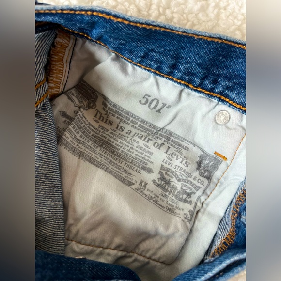 Distressed Cut off denim shorts / California closet staple! - Picture 3 of 3